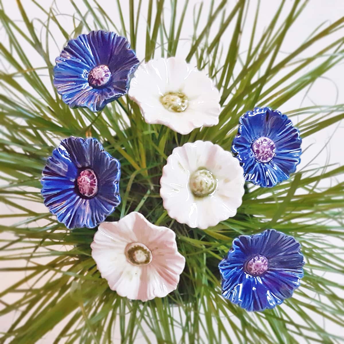 Fleurs décoratives en céramique pour massifs et parterres du jardin - Bleuets et Héllébores