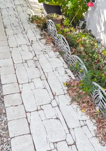 allée de jardin avec des dalles de parement