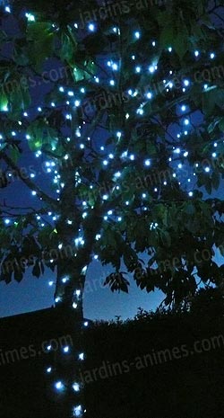 Créez de la féérie au jardin en installant notre guirlande lumineuse solaire dans un arbre par exemple. Créez de la féérie au jardin en installant notre guirlande lumineuse solaire dans un arbre par exemple