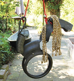 balancoire cheval: une belle attraction au jardin pour les enfants, sans risque de blessure