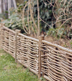 Bordure en bois de noisetier pour délimiter votre jardin ou coin potager