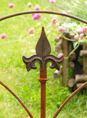 Bordure décorative de jardin en acier motif fleur de lys