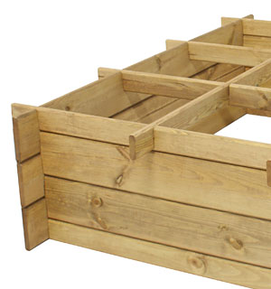 Assemblage du carré potager par simple emboitage des planches de bois