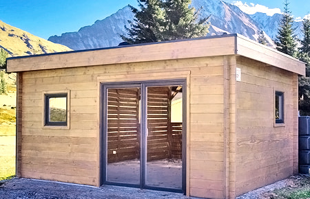 Chalet en bois avec fenêtres en PVC anthracite