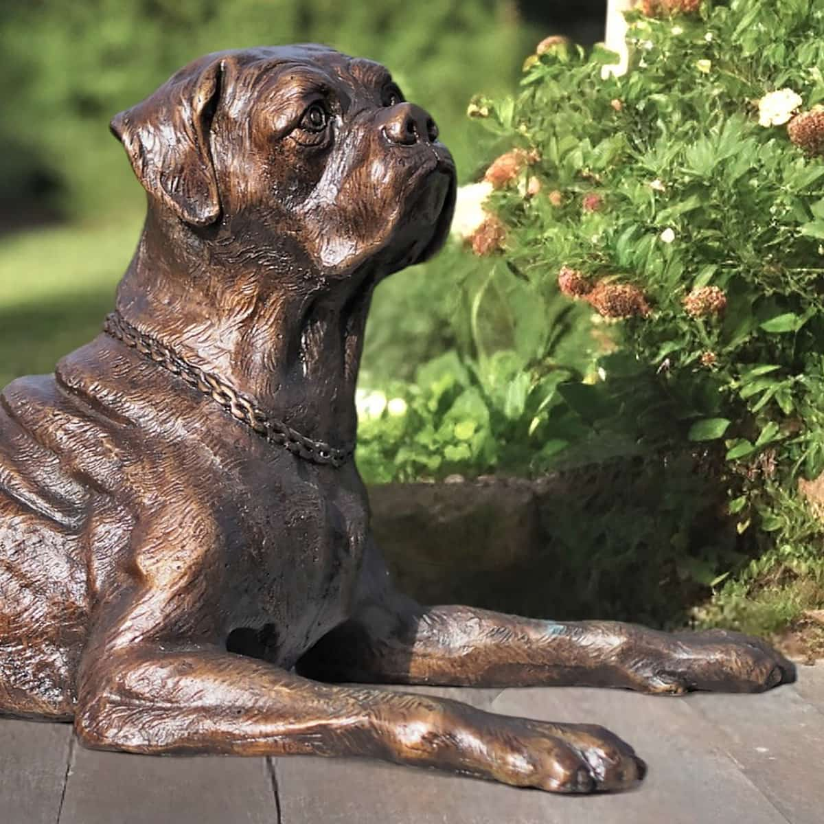 Statue d'un chien Boxer pour décoration de jardin