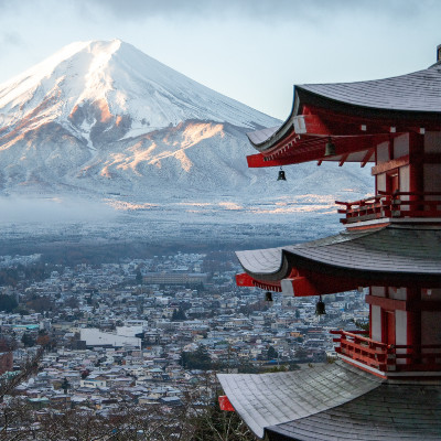Clochettes accrochées sur le toit d'un temple face au Mont Fuji