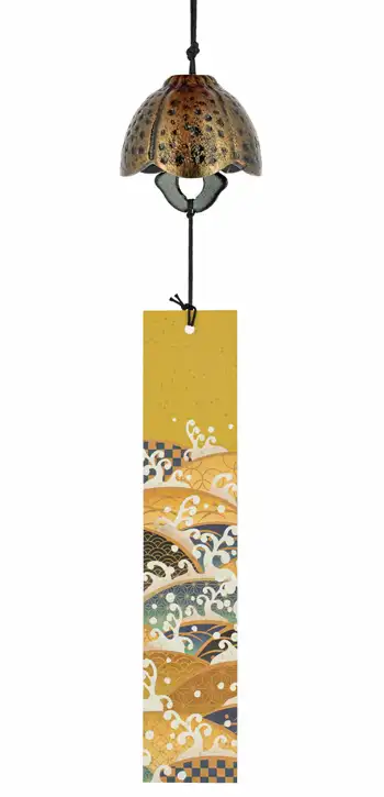 Clochette japonaise qui porte la prière inscrite sur le papier parcheminé Clochette japonaise qui porte la prière inscrite sur le papier parcheminé