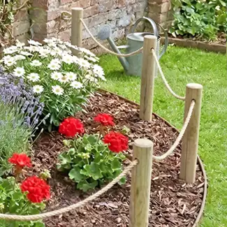 Cloture en corde pour délimiter massif et parterre de fleurs Cloture en corde pour délimiter massif et parterre de fleurs