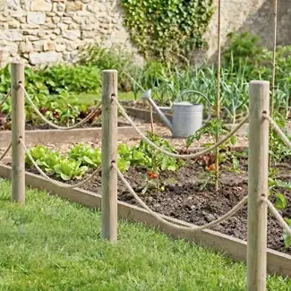 Cloture en corde pour délimiter le potager Cloture en corde pour délimiter le potager