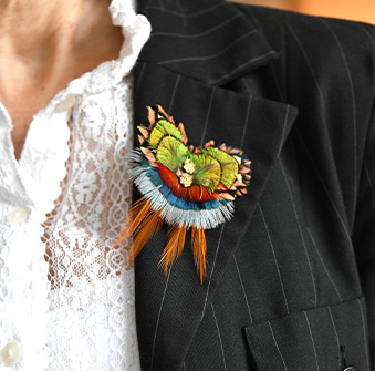 Broche fabriquée par l'atelier Fleur de Plumes