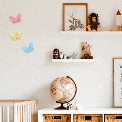 Papillons accrochés au mur dans la chambre d'un enfant
