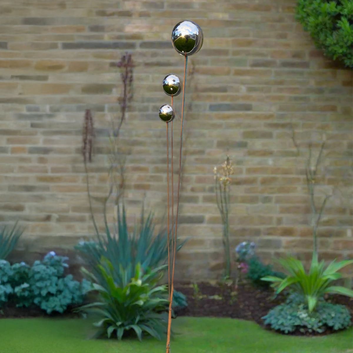 Sculpture de jardin avec des boules inox Sculpture de jardin avec des boules inox