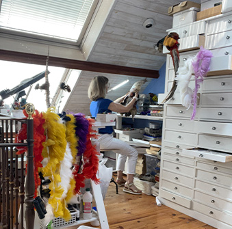 Delphine DERAME dans son atelier Fleur de Plumes