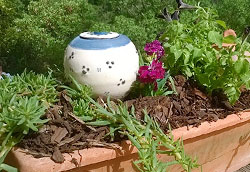 Poterie en céramique émaillée qui s'intègre dans votre jardinière pour lui apporter l'eau dont elle a besoin Poterie en céramique émaillée qui s'intègre dans votre jardinière pour lui apporter l'eau dont elle a besoin