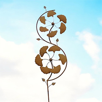 Éolienne de jardin double hélice gingko en fer rouillé Éolienne de jardin double hélice gingko en fer rouillé