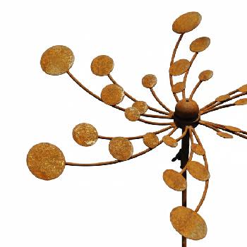 Zoom sur l'éolienne déco de jardin en fer rouillé ornée de spirales