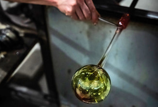 Etape 3 de la fabrication d'un globe d'arrosage en cristal de Baccarat