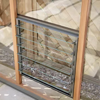 Serre de jardin en bois, fen&ecirc;tres lat&eacute;rales en persienne