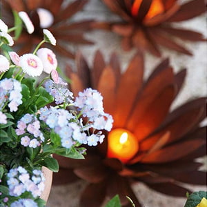 Fleur en fer brut pour décoration nocturne de jardin