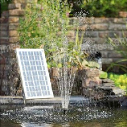 une fontaine d'eau solaire de jardin jette de mini jets d'eau vers