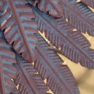 détail des plumes du heron en metal