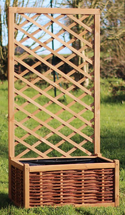 Bac en bois, avec treillis claustra pour supporter les plantes grimpantes ou cacher un endroit