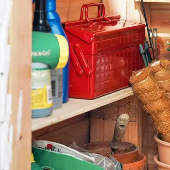 Outils et mat&eacute;riel &agrave; stocker dans un abri de jardin