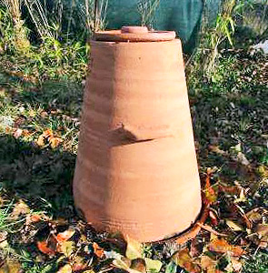 Vermicomposteur en terre à enterrer dans le sol au potager