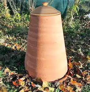Vermicomposteur en terre à enterrer dans le sol au potager Vermicomposteur en terre à enterrer dans le sol au potager