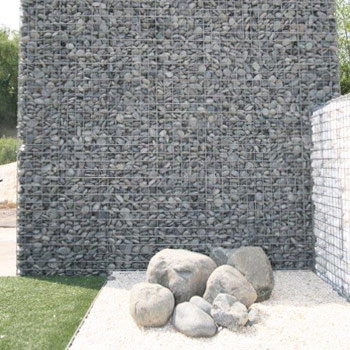 Habillage de mur et parement en pierre avec des gabions