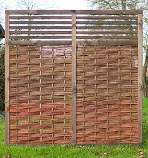 Palissade en pin et osier pour créer une clôture brise-vue