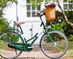 Panier en osier &agrave; fixer sur le guidon de son v&eacute;lo pour transporter courses, paquets...