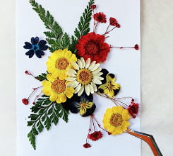 Réalisation de peinture ou carte de voeux à partir de fleurs pressées