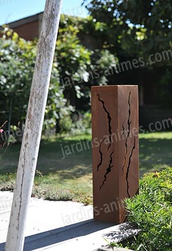 Colonne carrée h.80cm en situation au bord d'une terrasse de jardin Colonne carrée h.80cm en situation au bord d'une terrasse de jardin