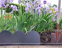 Positionnez vos bordures le long d'un cordeau pour un alignement parfait Positionnez vos bordures le long d'un cordeau pour un alignement parfait