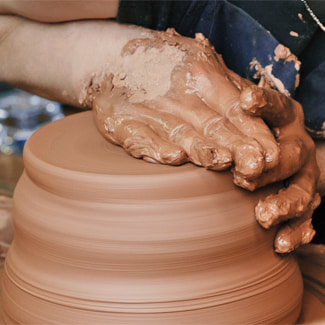 Fabrication de pots en terre cuite pour le jardin par les poteries d'albi