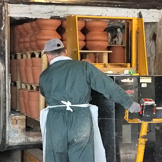 Enfournage des pots en terre cuite par les poteries d'albi
