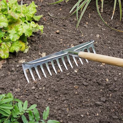 Grand outil de jardinage pour l'entretien des sols