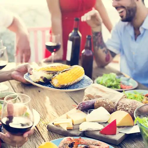 Se d&eacute;barrasser des moustiques pendant les repas en ext&eacute;rieur
