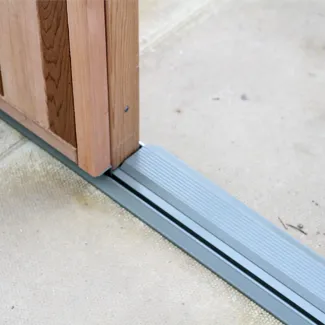 Serre de jardin avec seuil de porte bas