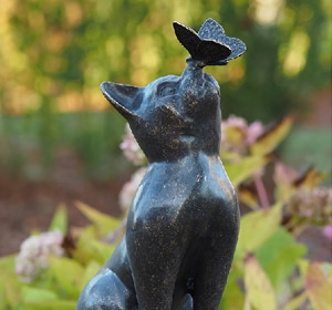 Statue décorative pour le jardin représentant un chat et un papillon