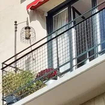 Support pour accrocher mangeoire &agrave; la rambarde du balcon