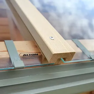 Syst&egrave;me de fixation des vitres sur les serres en bois Alton
