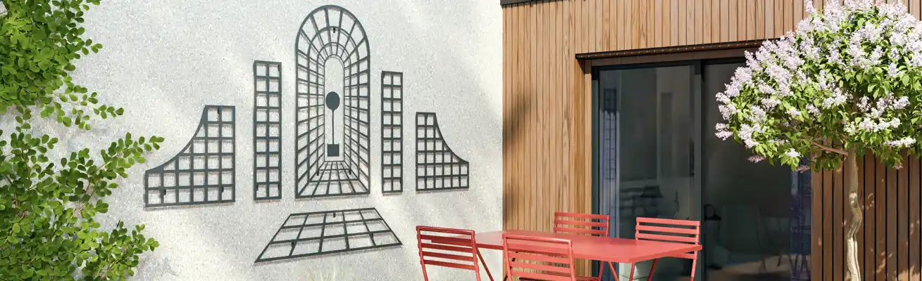 Habiller un mur de jardin avec des treillages géométriques