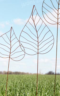 Tuteur décoratif en acier, reproduisant une feuille en forme de coeur Tuteur décoratif en acier, reproduisant une feuille en forme de coeur