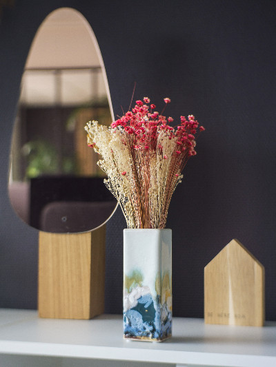 Petit vase décoratif pour mettre en valeur des fleurs séchées