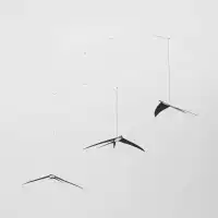 Mobile décoratif Flying Swallows 3 hirondelles Flensted, fabrication artisanale - L.47 x H.39cm