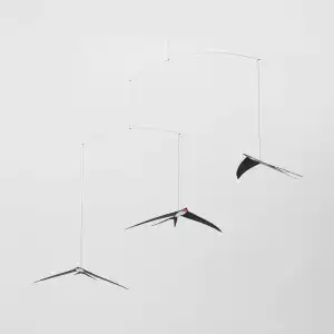 Mobile décoratif Flying Swallows 3 hirondelles Flensted, fabrication artisanale - L.47 x H.39cm