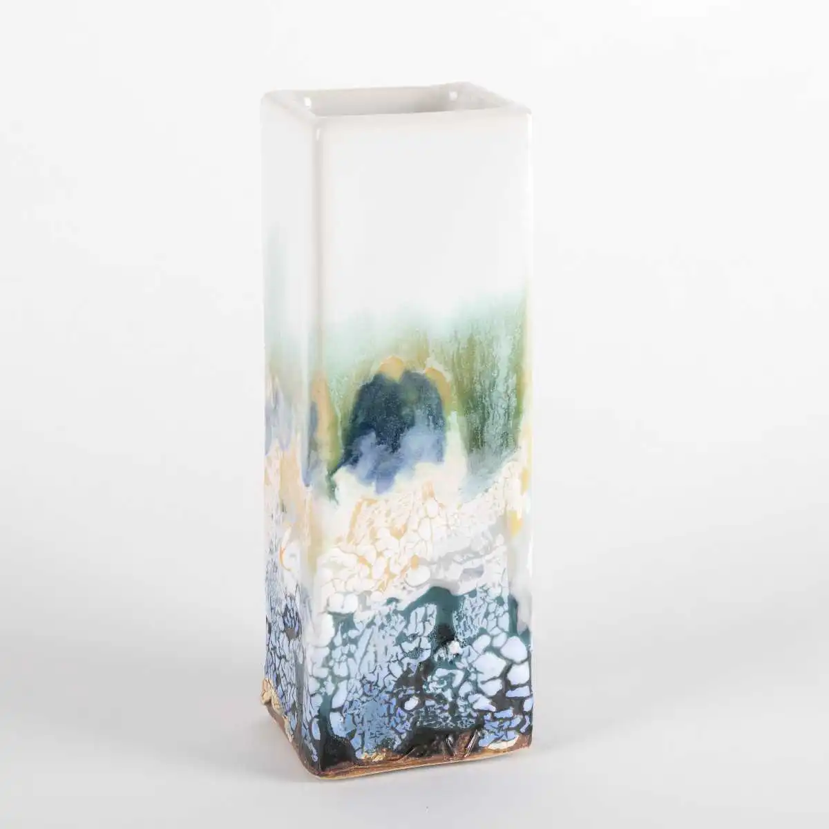 Vase blanc aux décors émaillés - moyen  Vase blanc aux décors émaillés - moyen