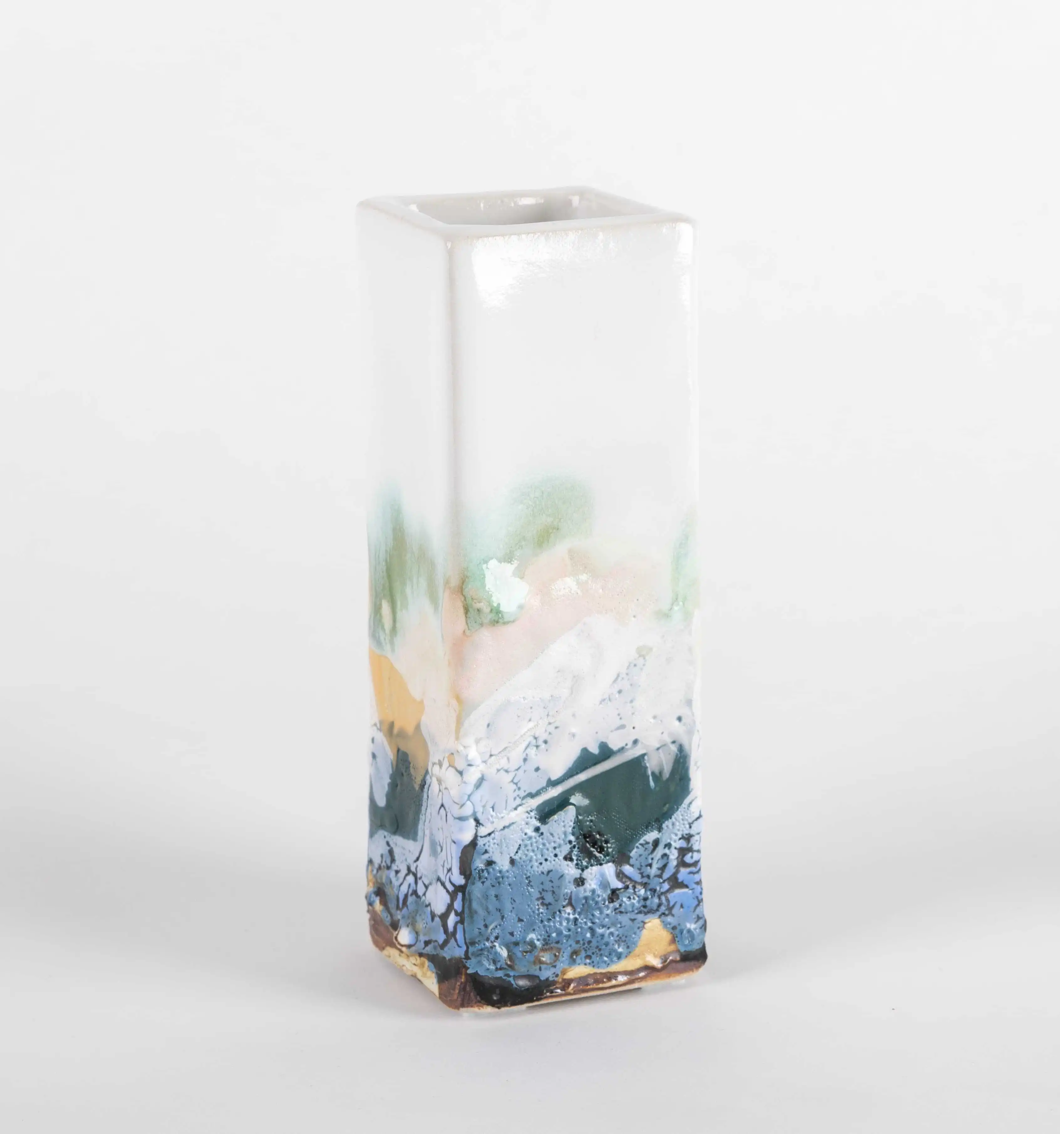 Vase blanc aux décors émaillés - petit  Vase blanc aux décors émaillés - petit